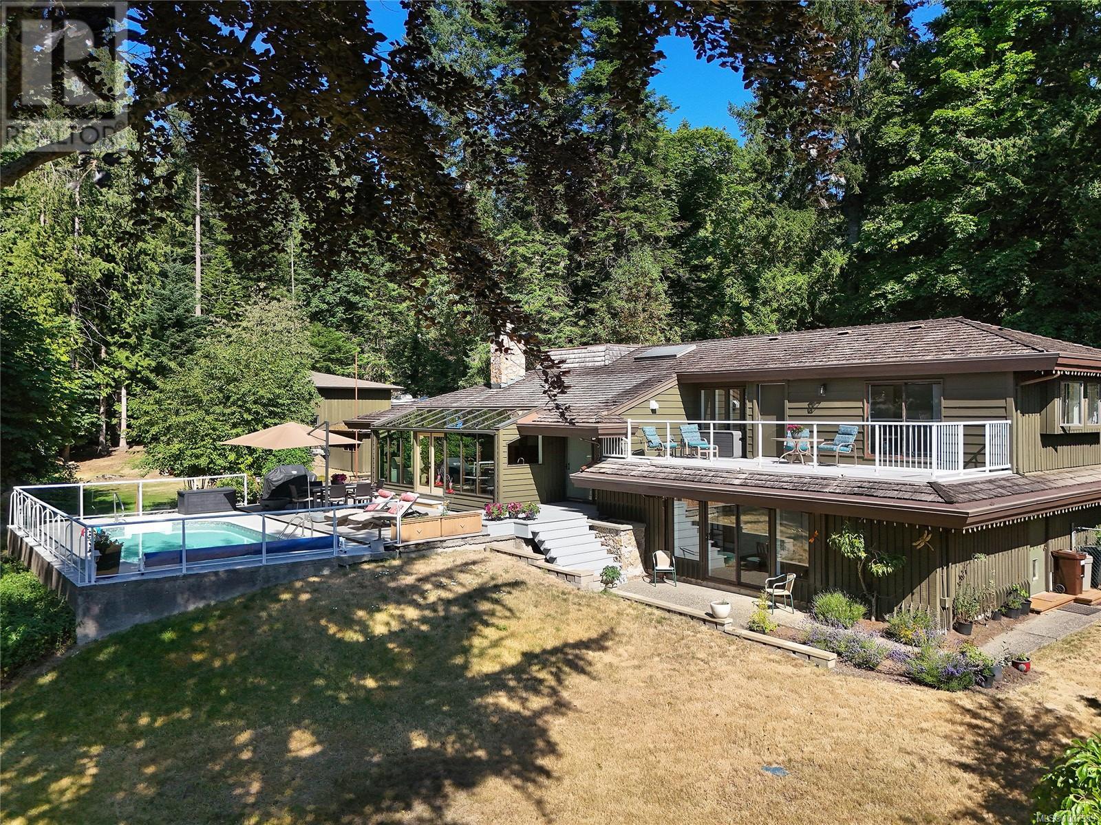 821 Dalkeith Ave, North Saanich