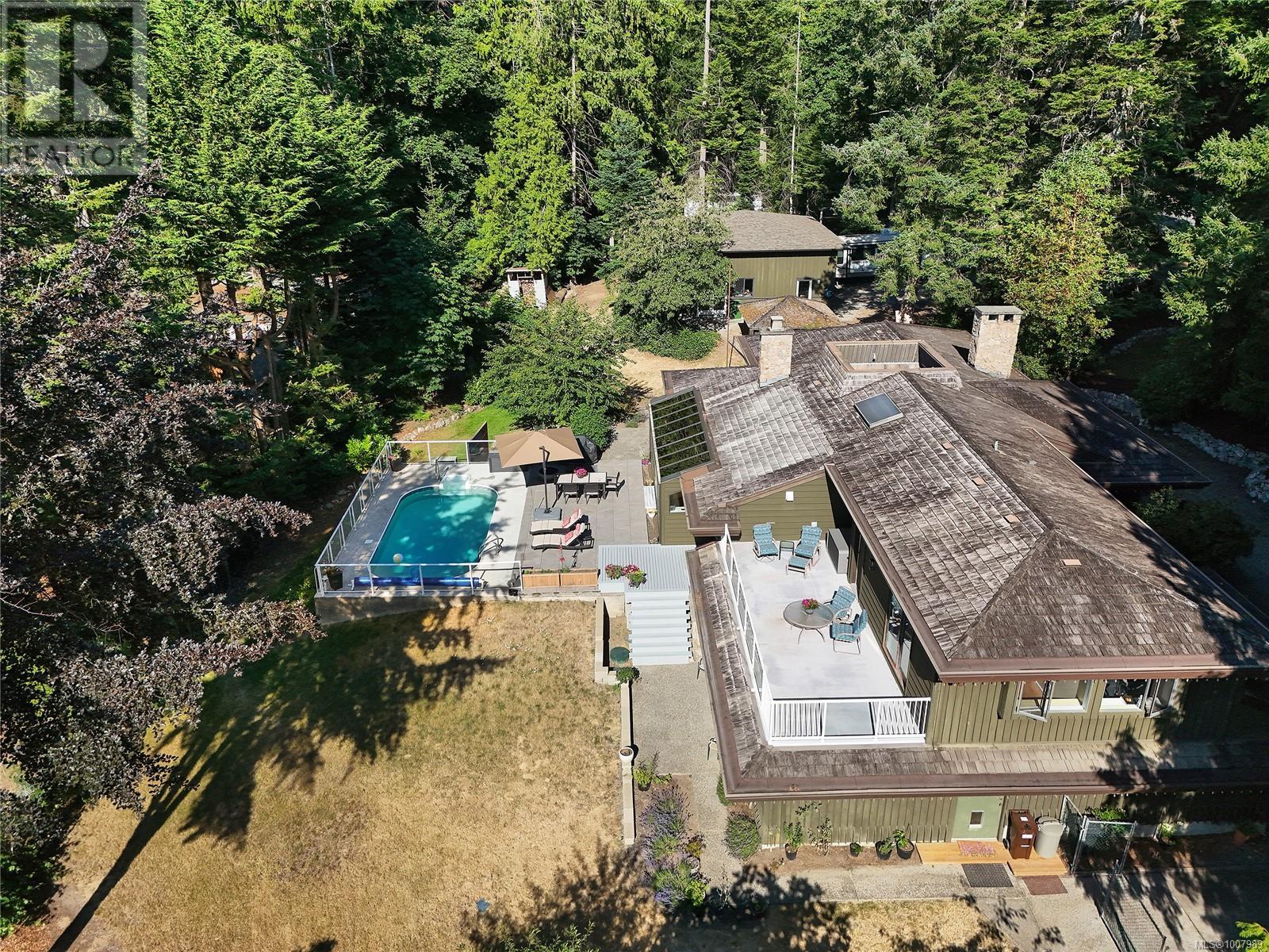 821 Dalkeith Ave, North Saanich
