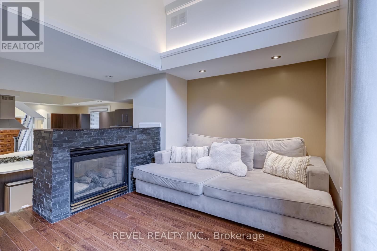 Photo 4 of 140 Sanford Avenue N, Hamilton ON