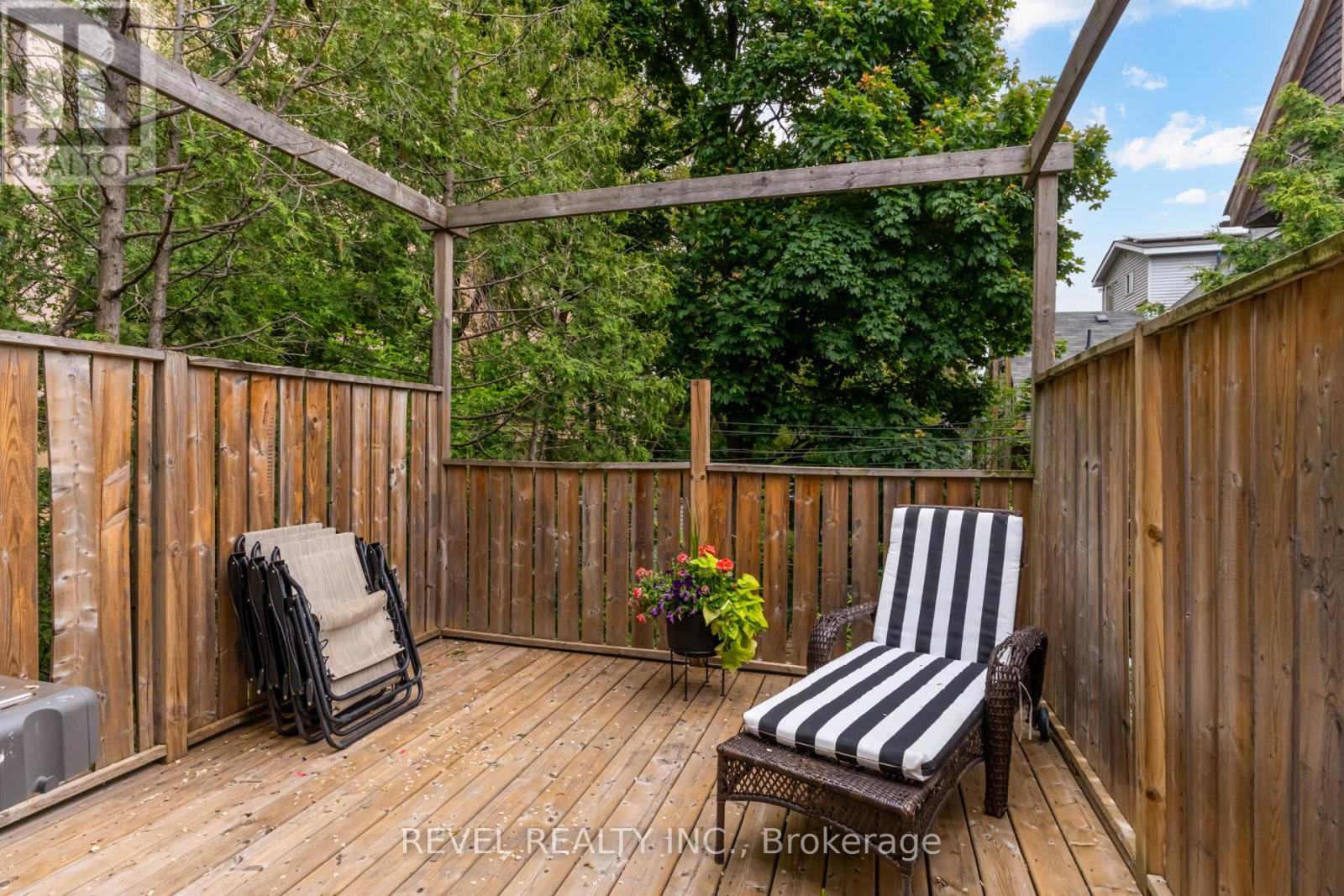 Photo 7 of 140 Sanford Avenue N, Hamilton ON