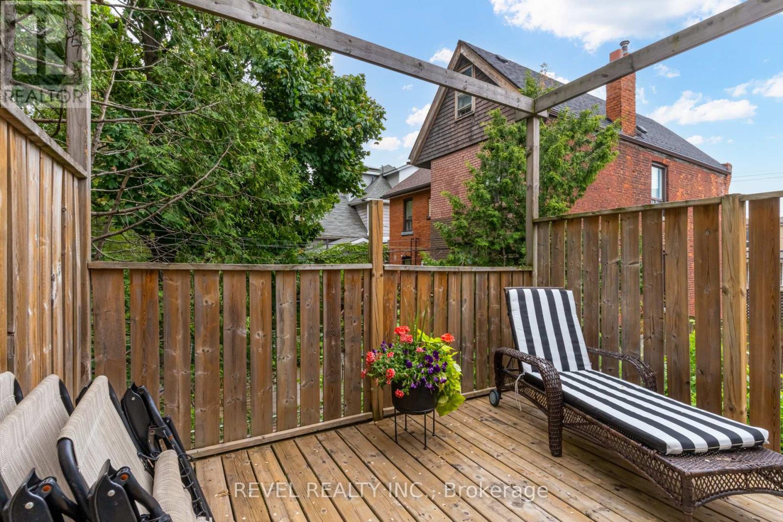 Photo 11 of 140 Sanford Avenue N, Hamilton ON