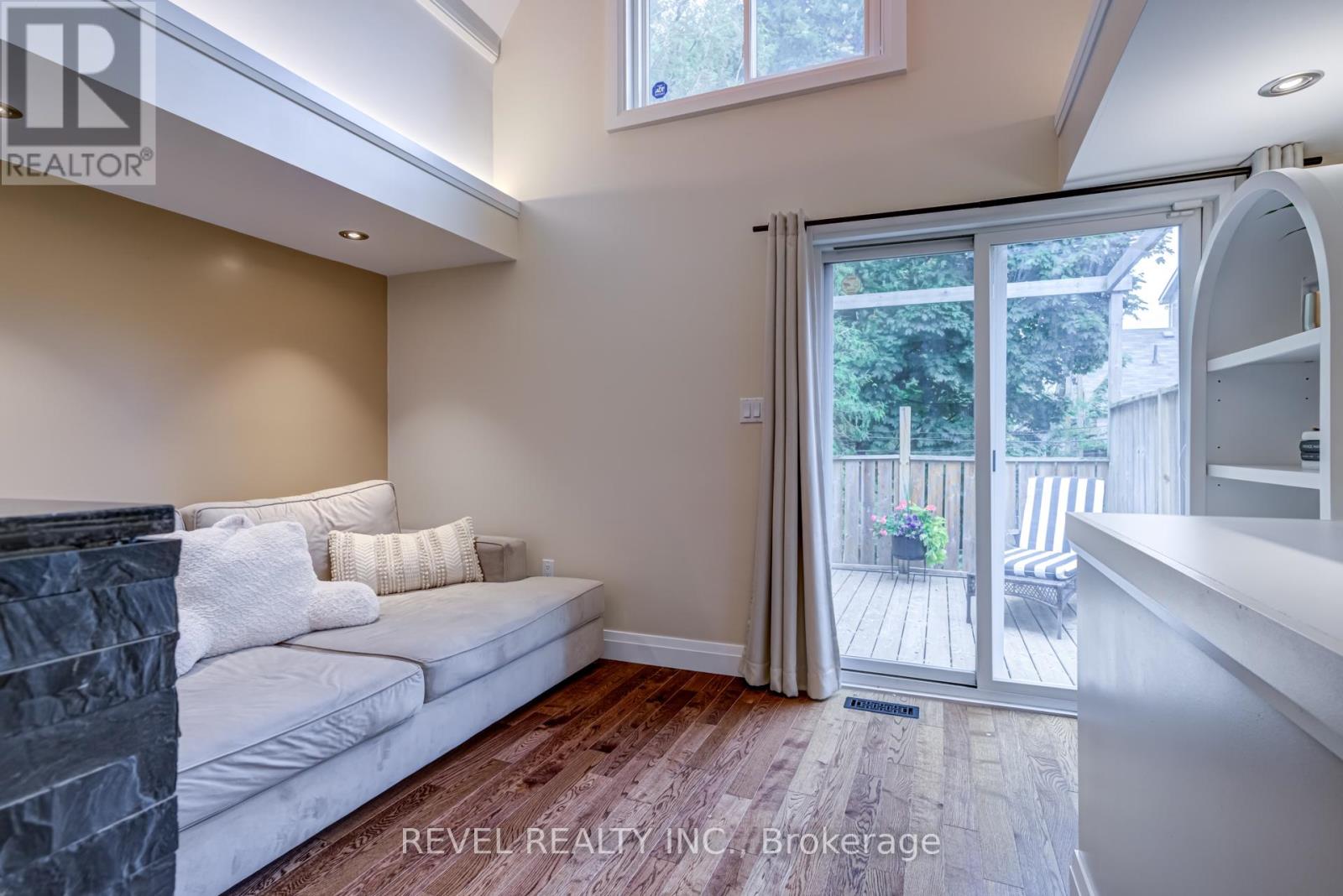 Photo 12 of 140 Sanford Avenue N, Hamilton ON