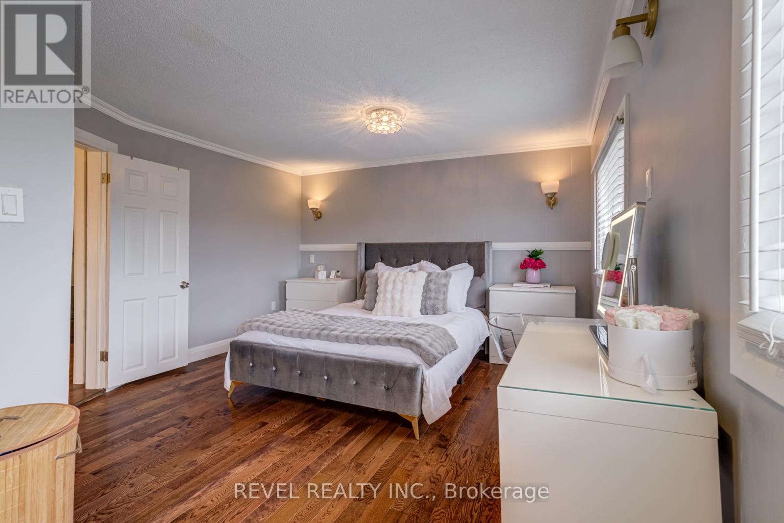 Photo 33 of 140 Sanford Avenue N, Hamilton ON