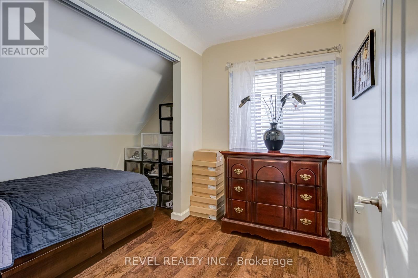 Photo 3 of 140 Sanford Avenue N, Hamilton ON