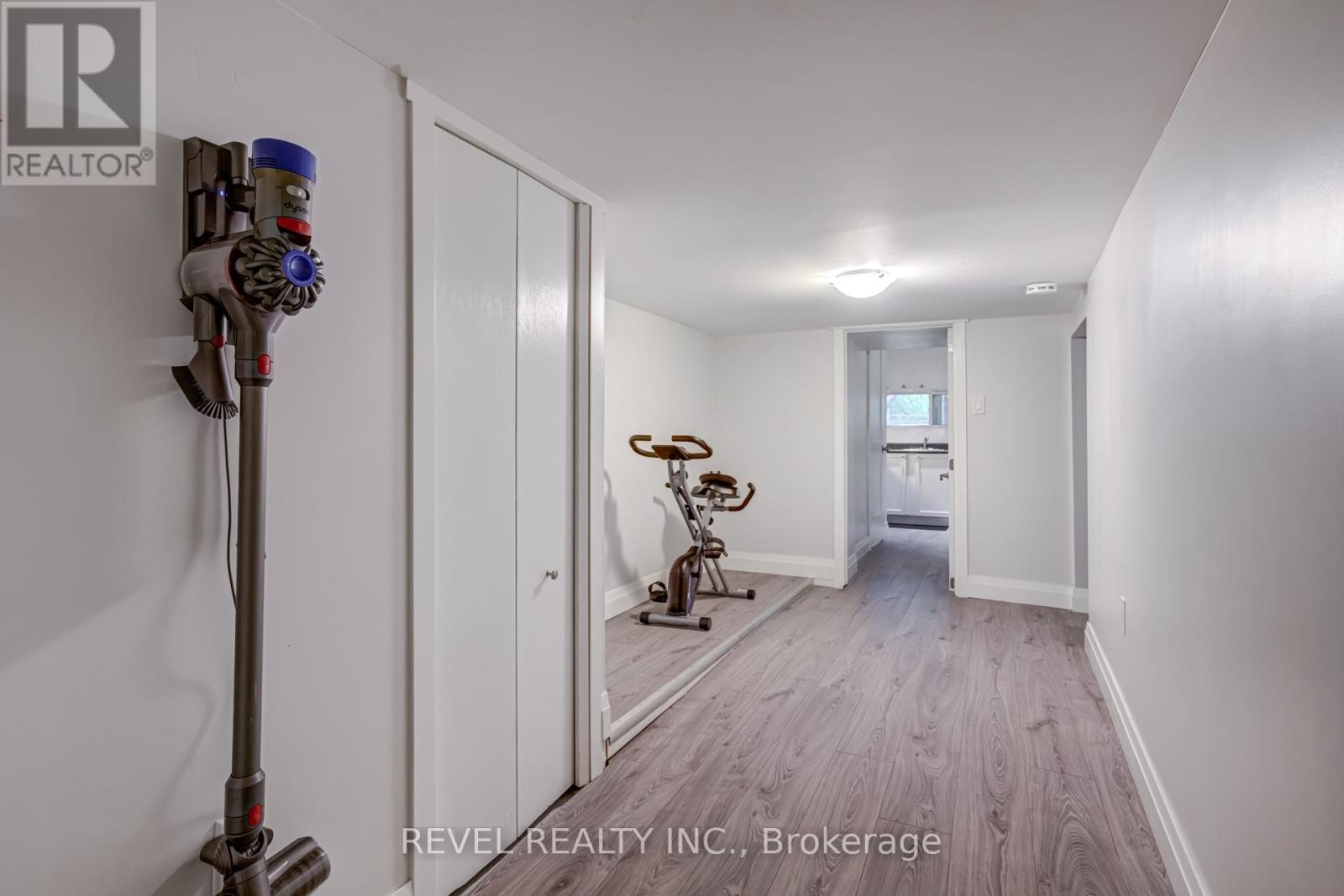 Photo 10 of 140 Sanford Avenue N, Hamilton ON