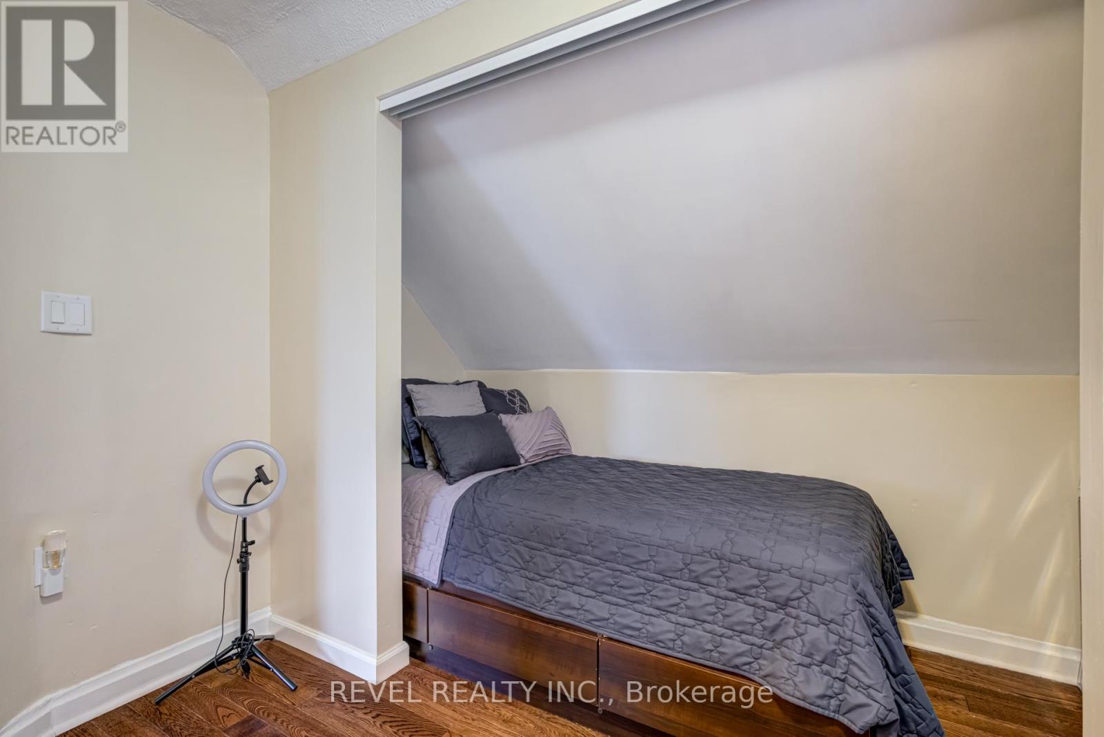 Photo 32 of 140 Sanford Avenue N, Hamilton ON