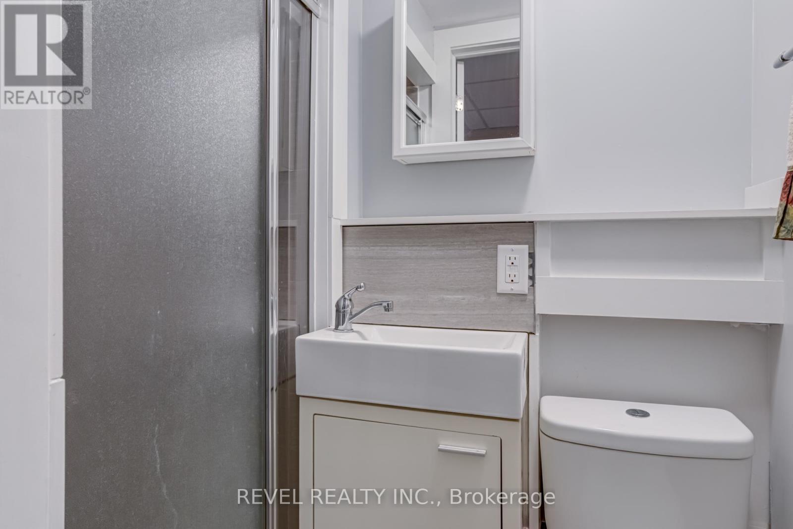 Photo 18 of 140 Sanford Avenue N, Hamilton ON