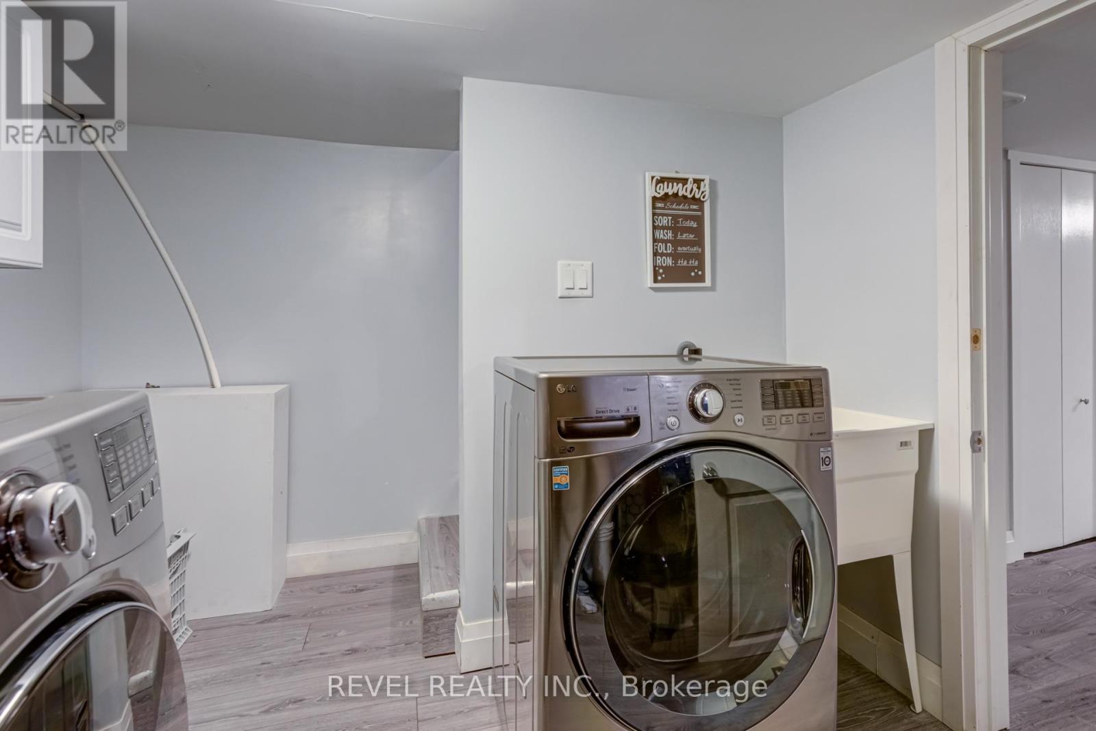 Photo 9 of 140 Sanford Avenue N, Hamilton ON