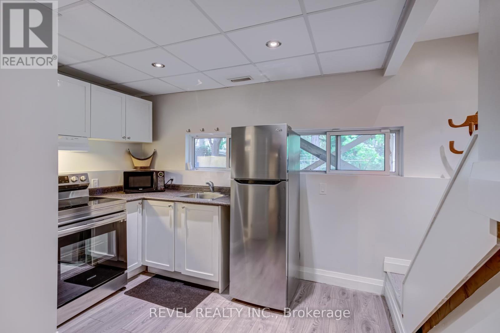 Photo 44 of 140 Sanford Avenue N, Hamilton ON
