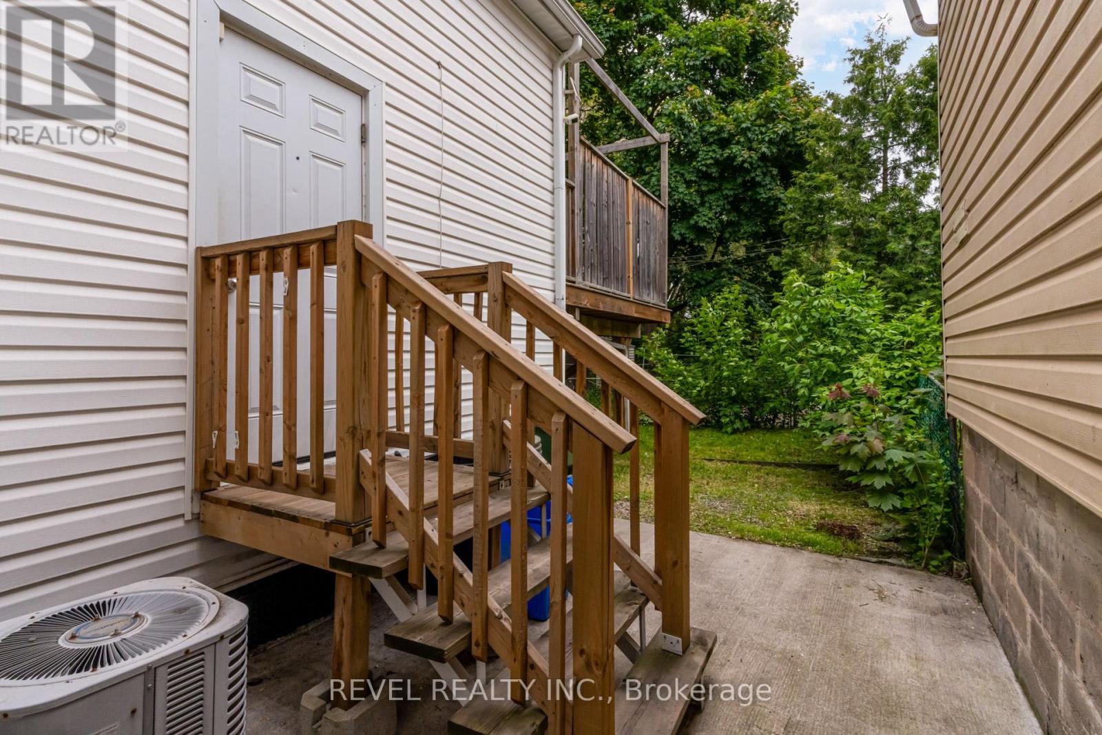 Photo 29 of 140 Sanford Avenue N, Hamilton ON