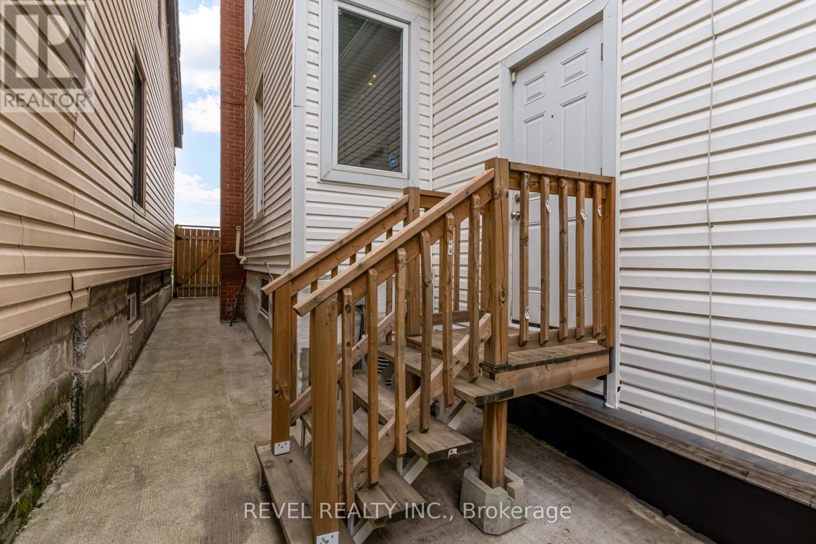 Photo 14 of 140 Sanford Avenue N, Hamilton ON