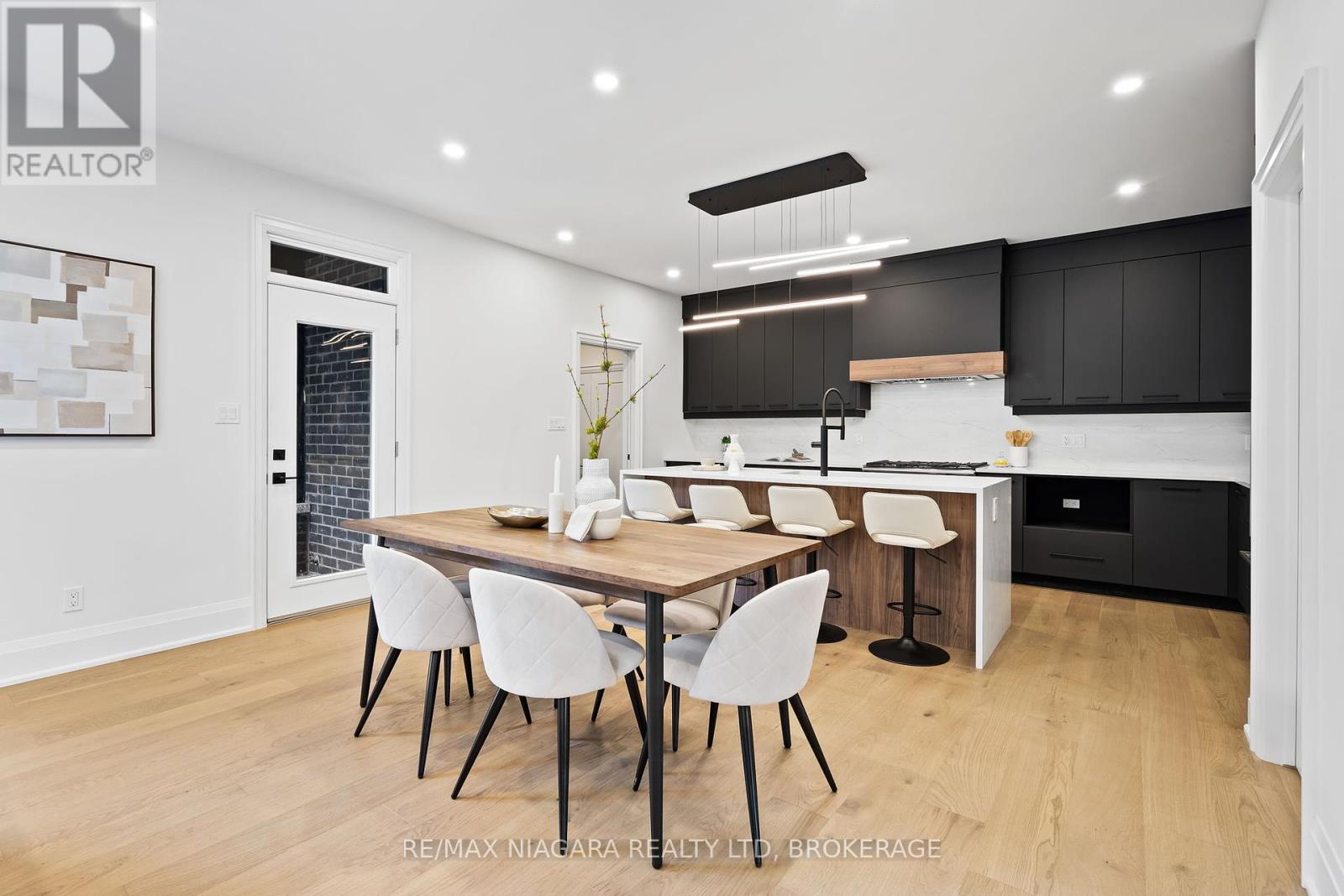 Photo 10 of 16 Accursi Crescent, Pelham ON