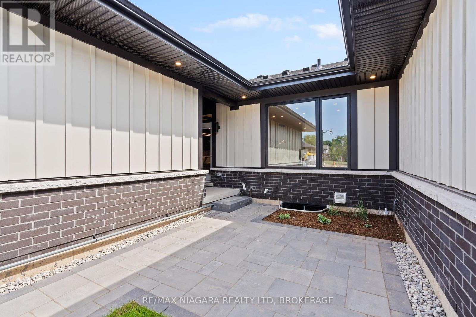 Photo 21 of 16 Accursi Crescent, Pelham ON
