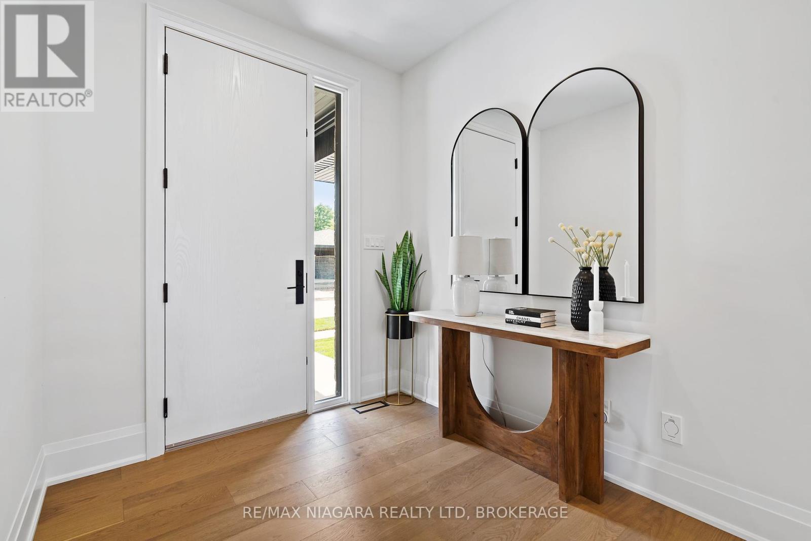 Photo 3 of 16 Accursi Crescent, Pelham ON
