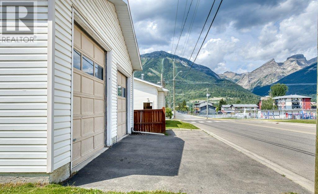 1292 2ND Avenue, Fernie