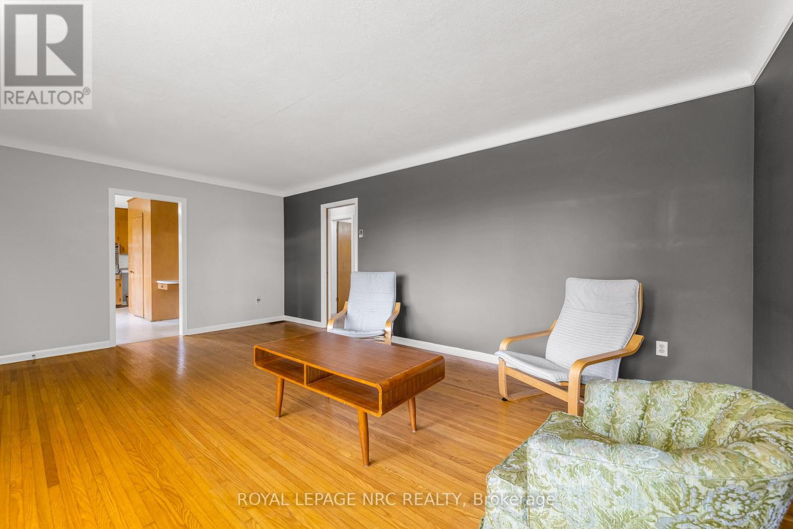 Photo 11 of 489 Memorial Drive, Pelham ON