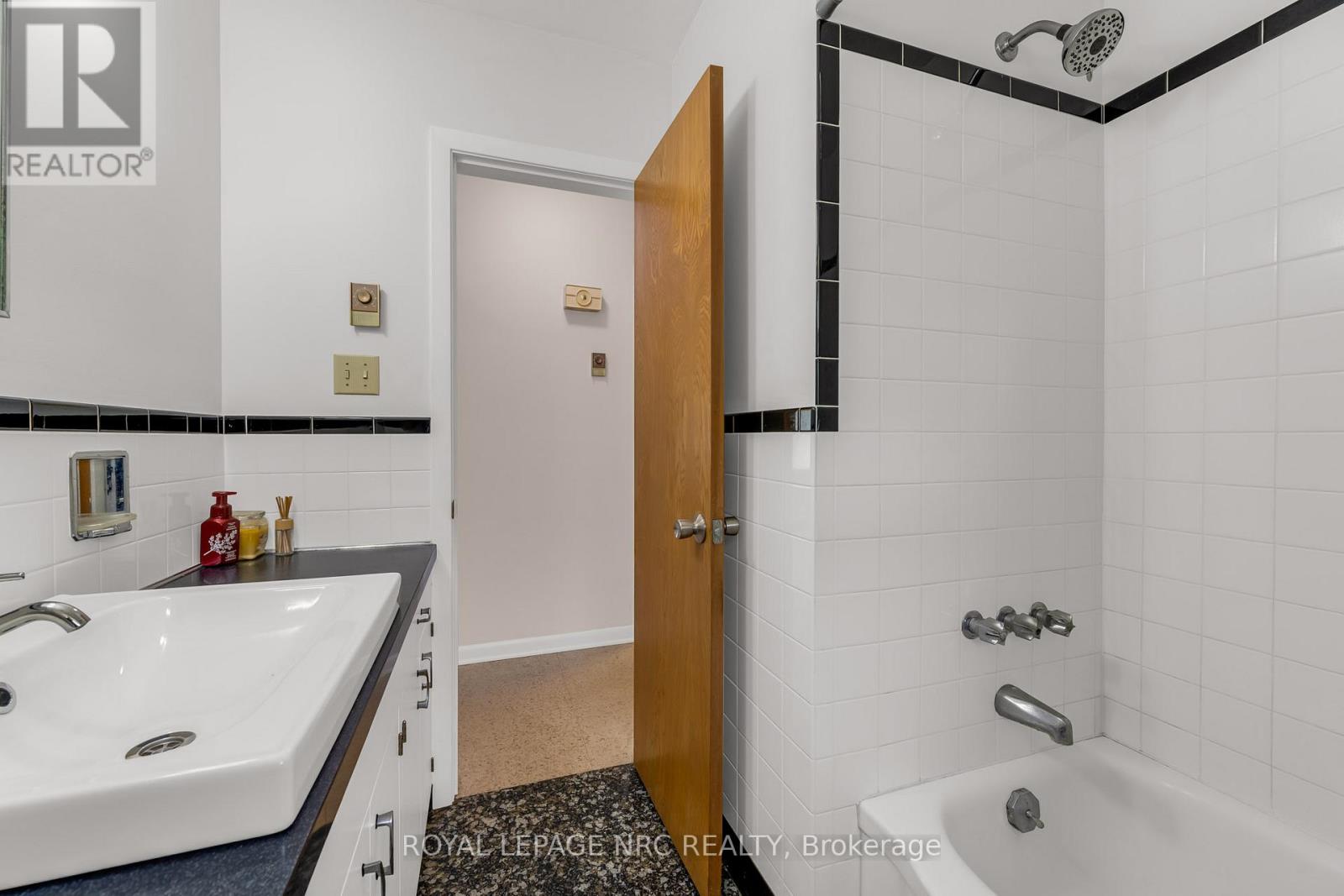 Photo 17 of 489 Memorial Drive, Pelham ON