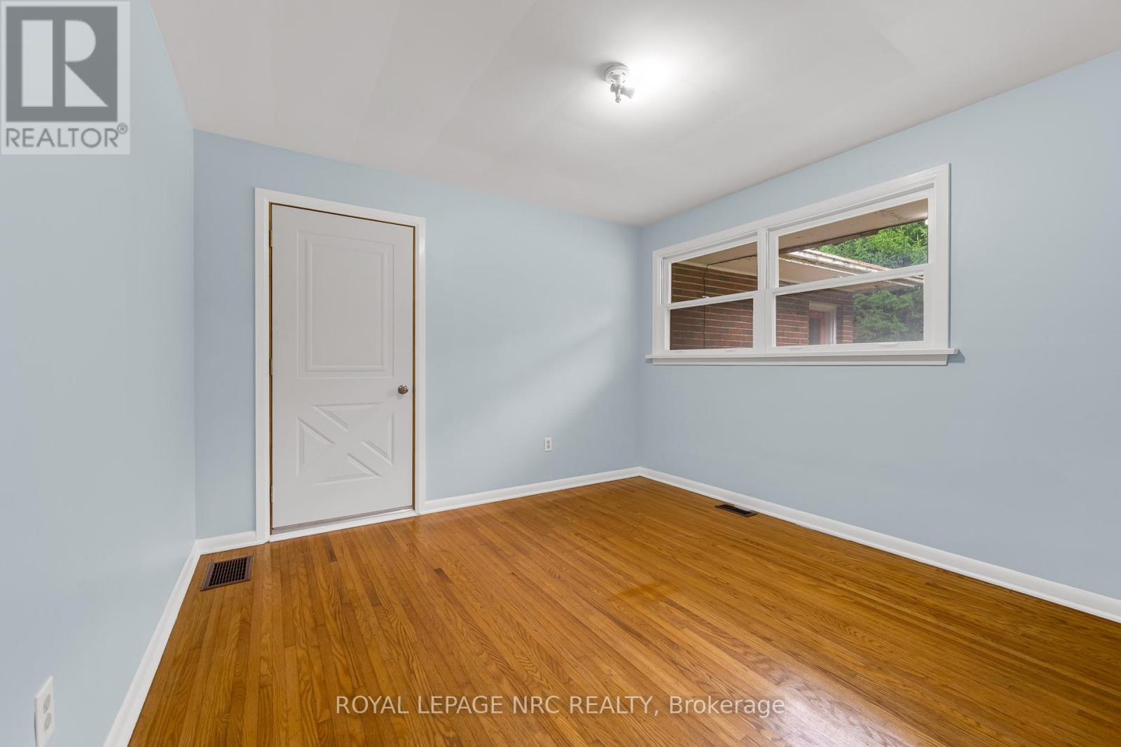 Photo 18 of 489 Memorial Drive, Pelham ON