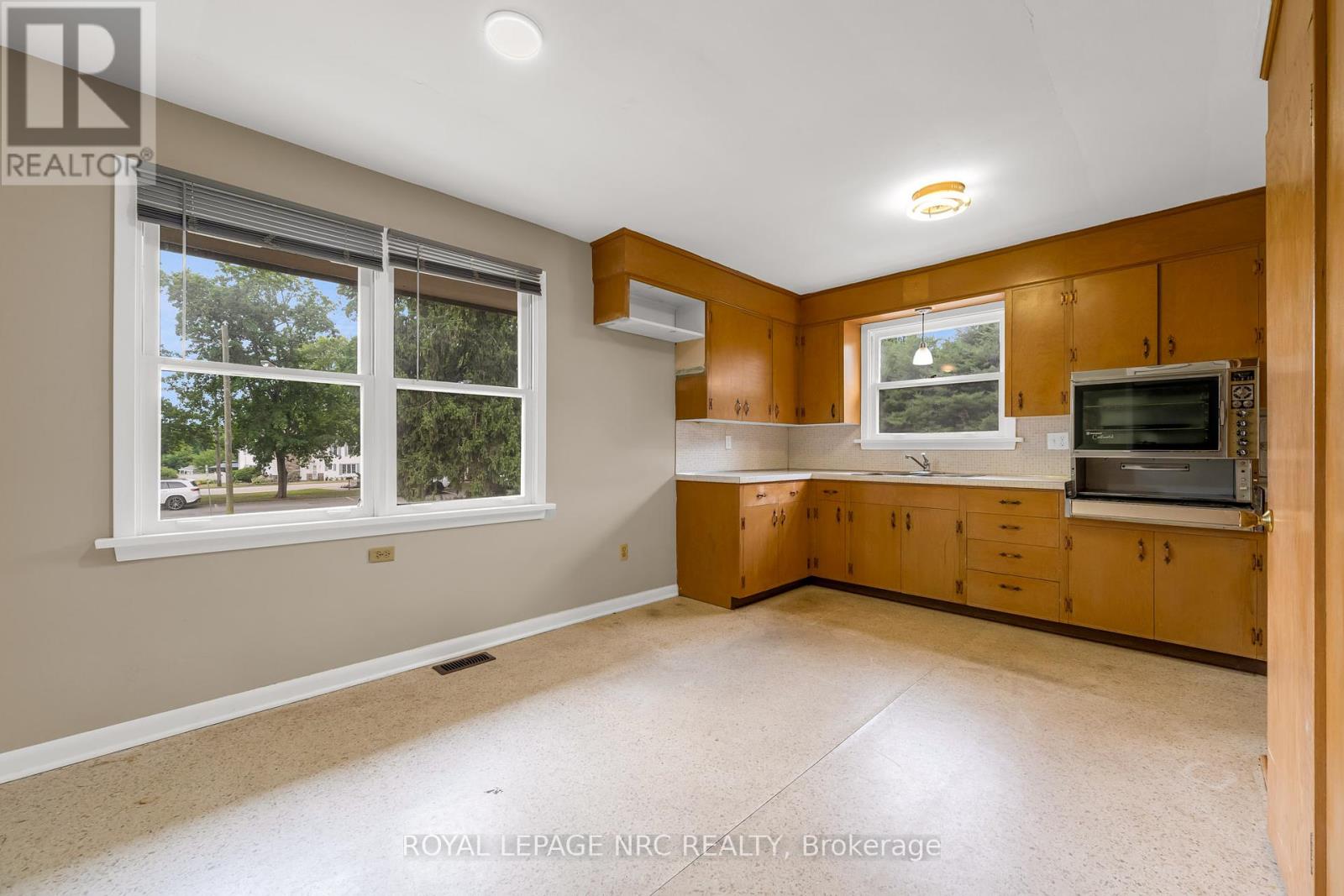 Photo 23 of 489 Memorial Drive, Pelham ON