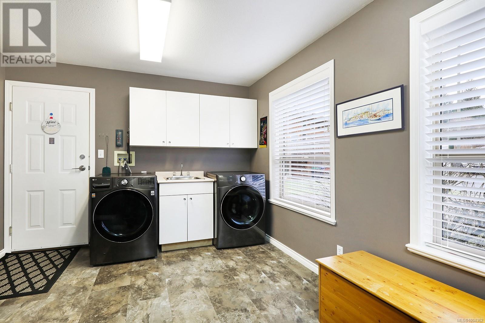 1675 Chester Pl, Comox