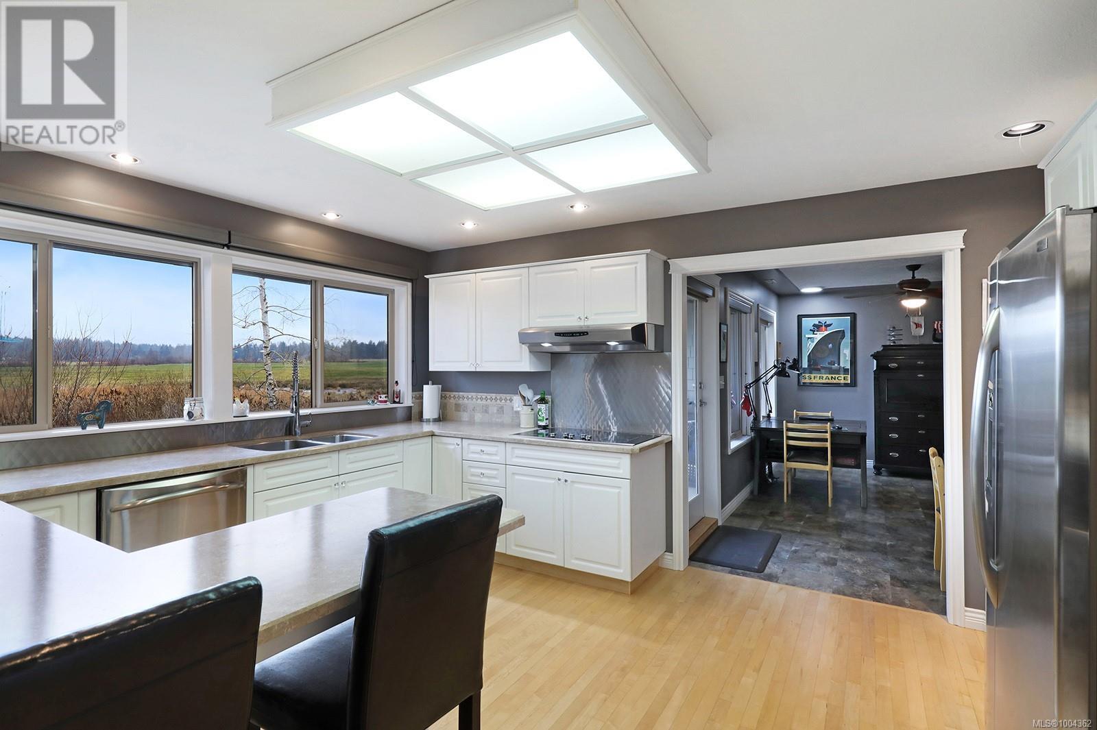 1675 Chester Pl, Comox