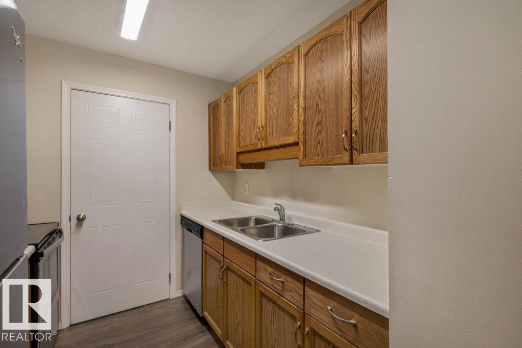 Photo 17 of 110 15503 106 St Nw, Edmonton AB