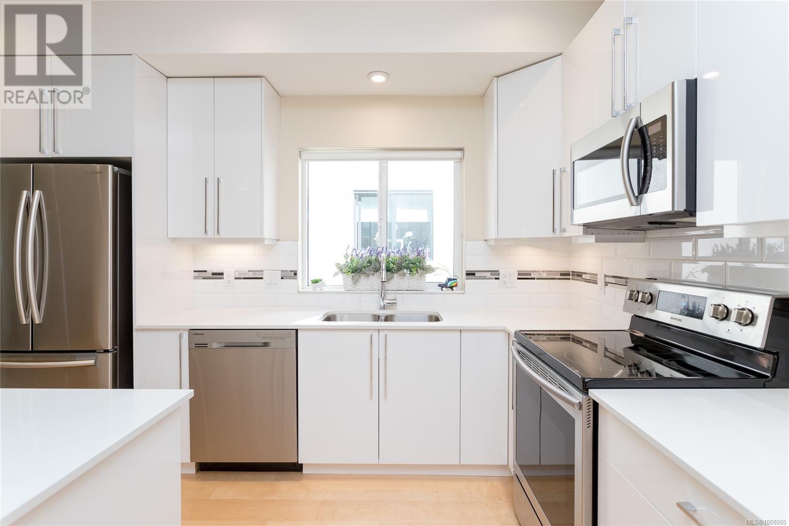 Photo 4 of 127 300 Phelps Ave, Langford BC