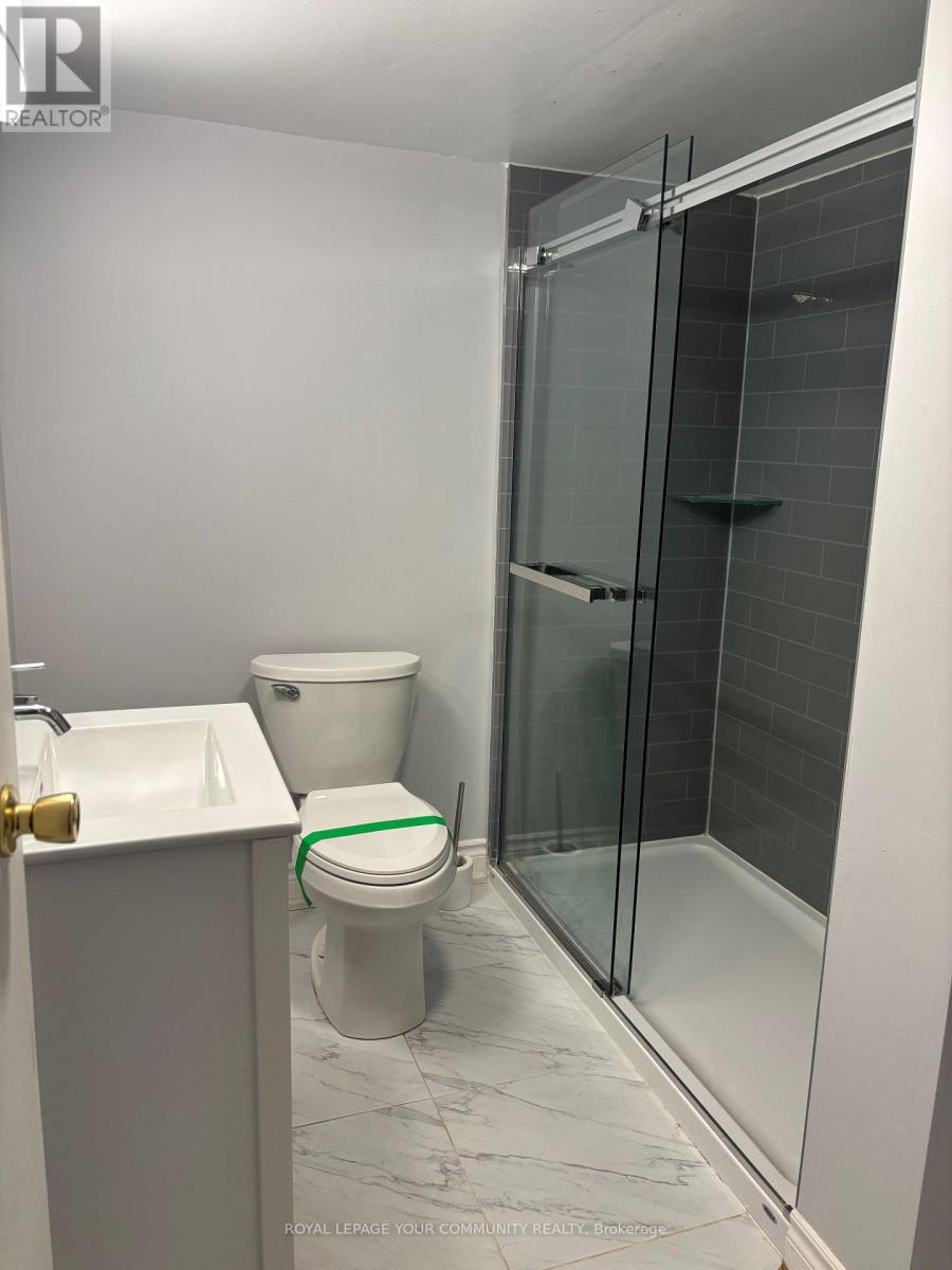 Photo 9 of 211 Axminster Drive, Richmond Hill ON