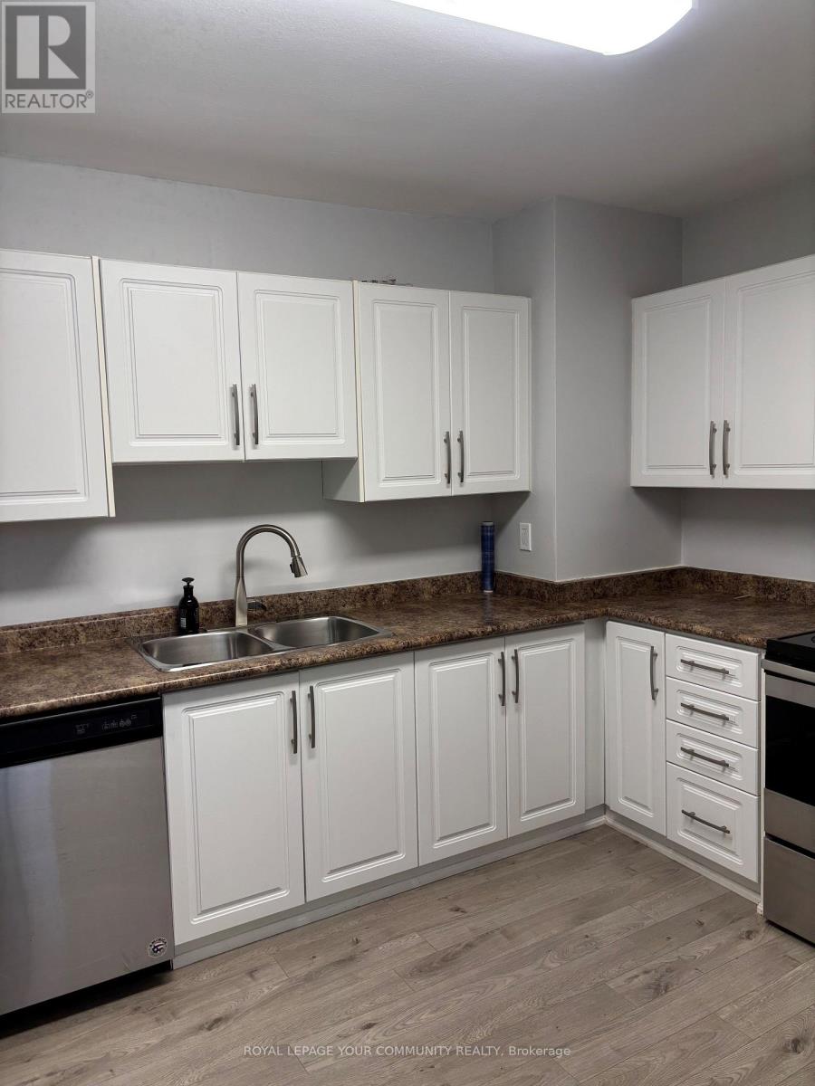 Photo 10 of 211 Axminster Drive, Richmond Hill ON