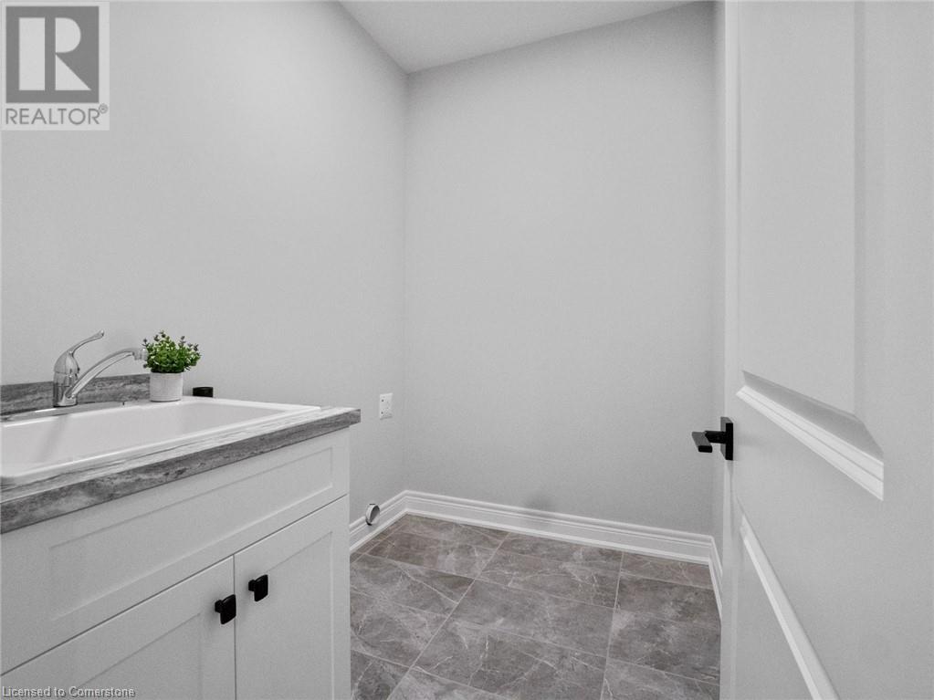 Photo 10 of 211 Sycamore Street, Welland ON
