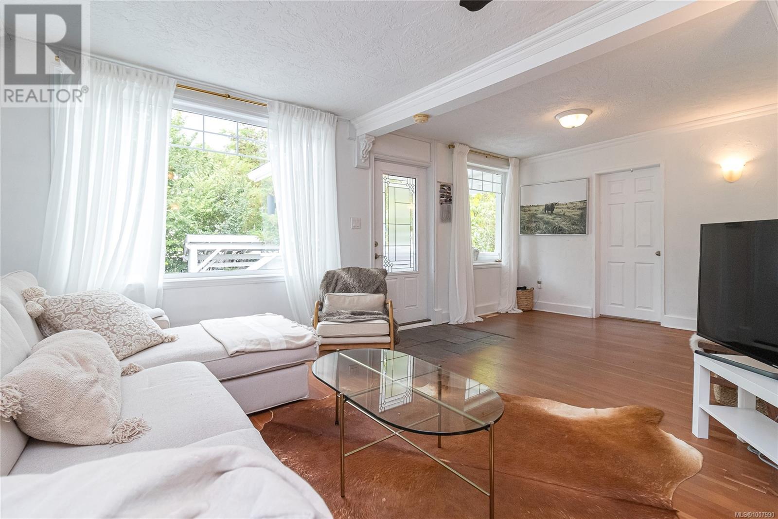 Photo 8 of 2945 Colquitz Ave, Saanich BC