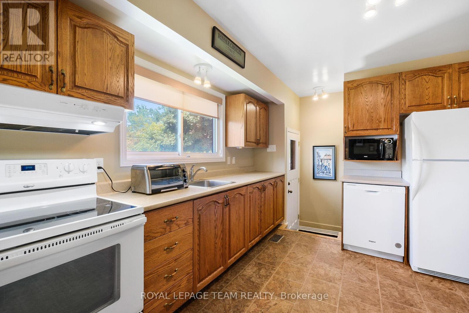 Photo 10 of 41 Viewmount Drive, Ottawa ON