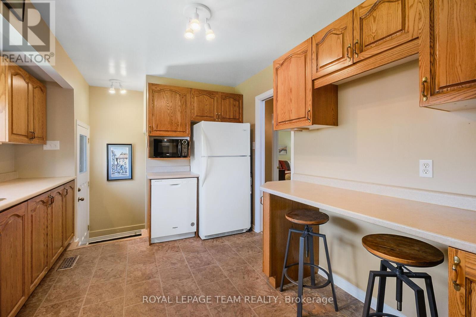 Photo 11 of 41 Viewmount Drive, Ottawa ON