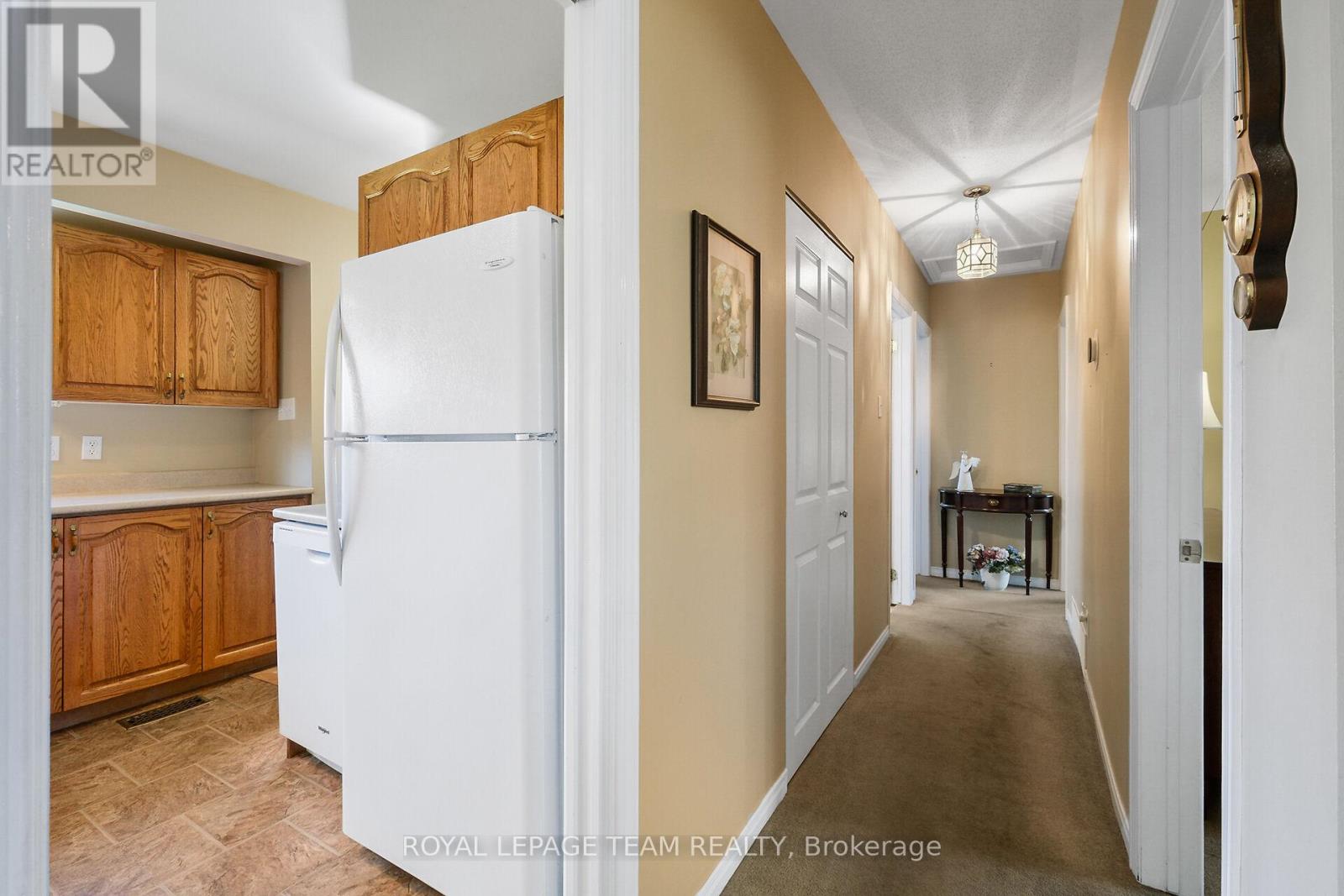 Photo 12 of 41 Viewmount Drive, Ottawa ON