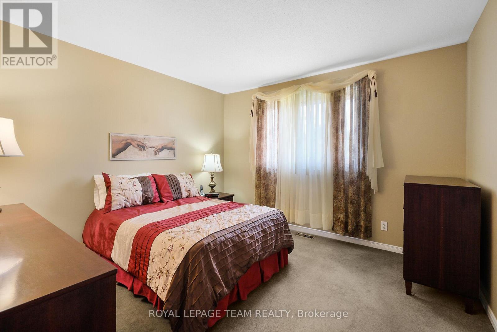 Photo 13 of 41 Viewmount Drive, Ottawa ON