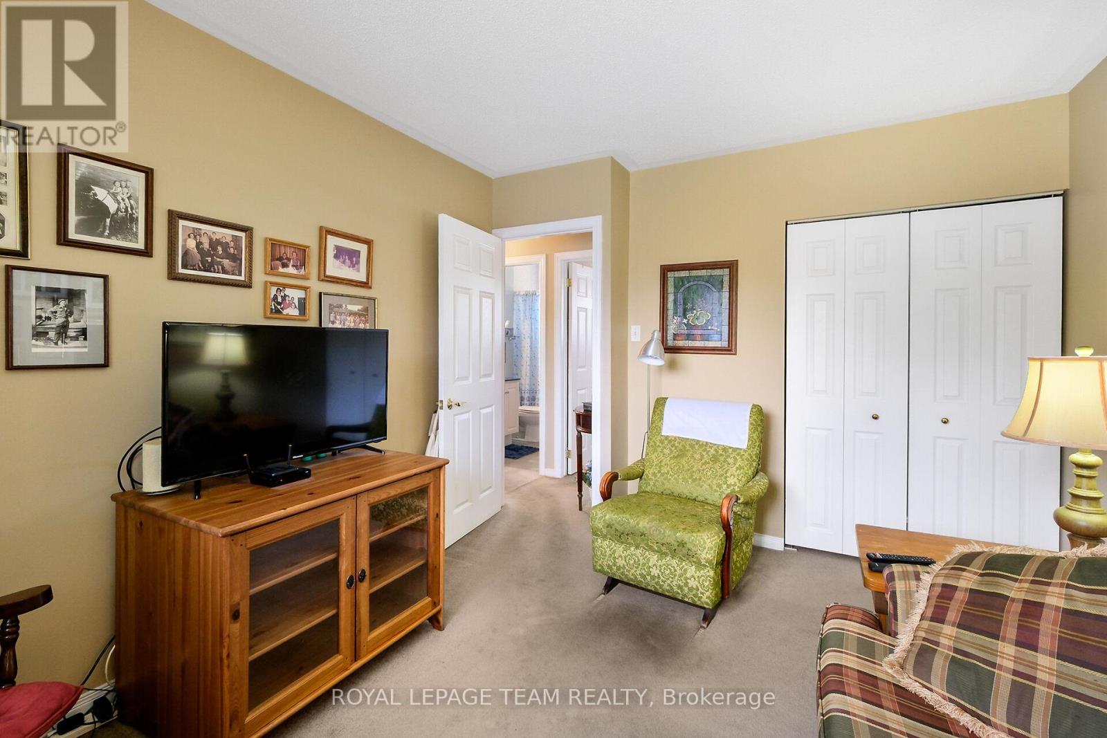 Photo 20 of 41 Viewmount Drive, Ottawa ON