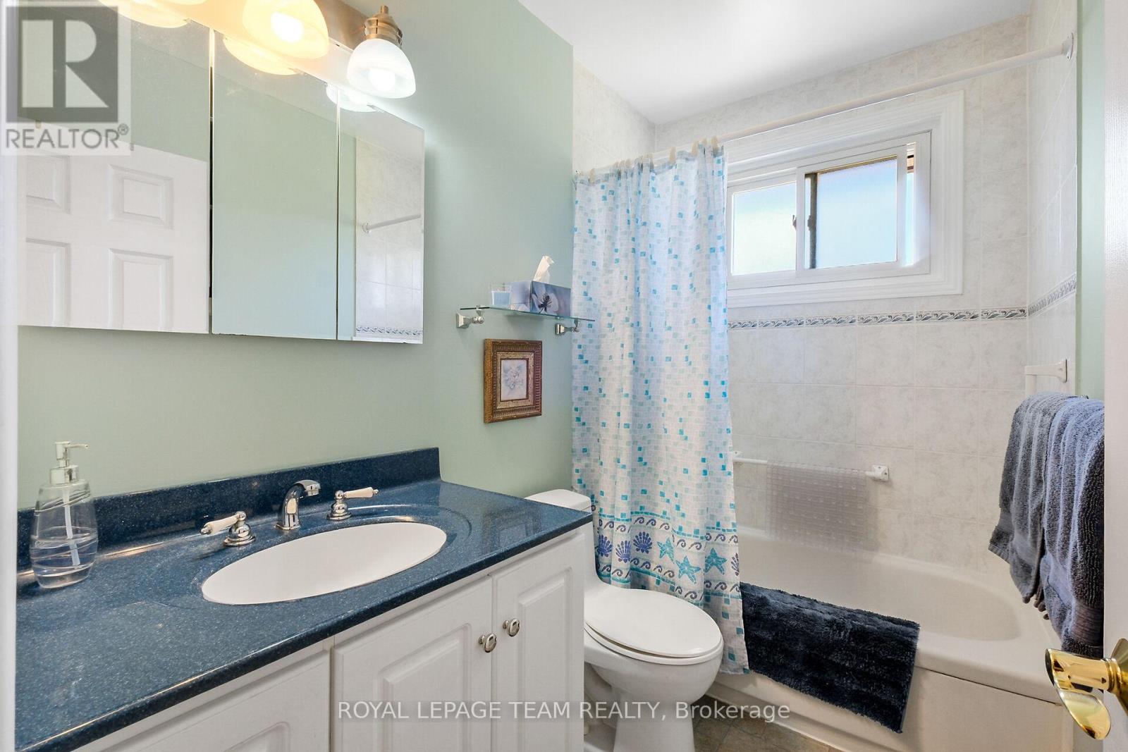 Photo 21 of 41 Viewmount Drive, Ottawa ON