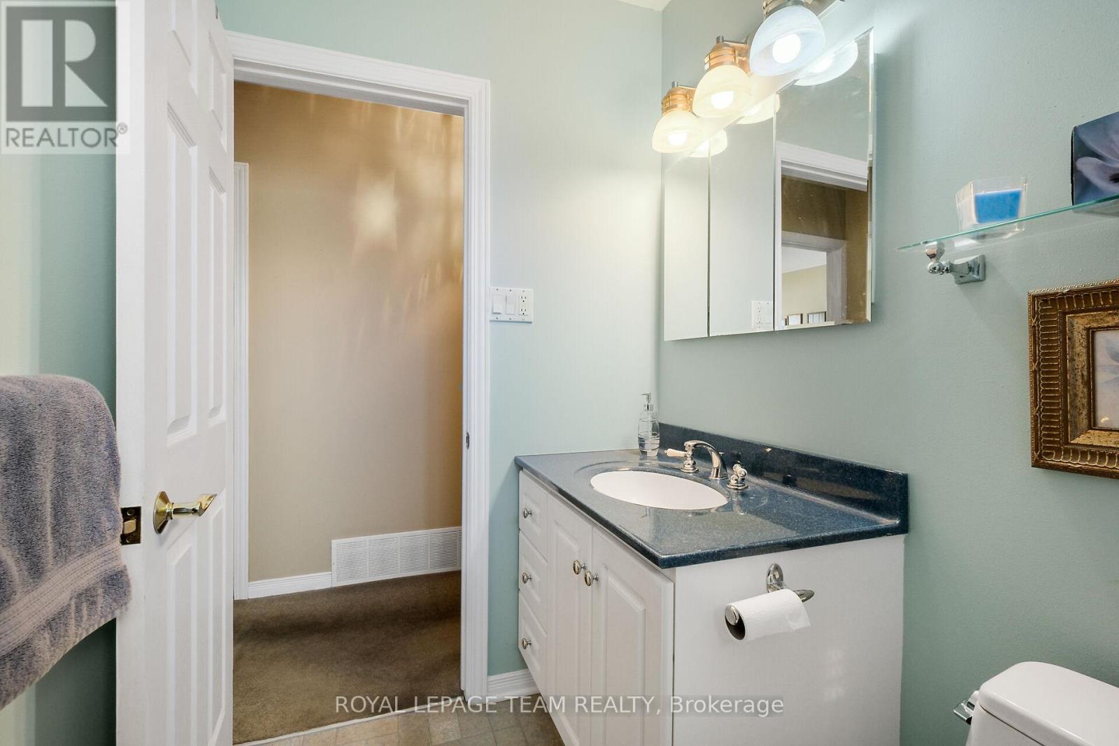 Photo 22 of 41 Viewmount Drive, Ottawa ON