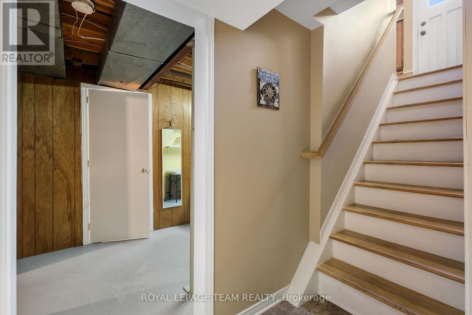 Photo 23 of 41 Viewmount Drive, Ottawa ON
