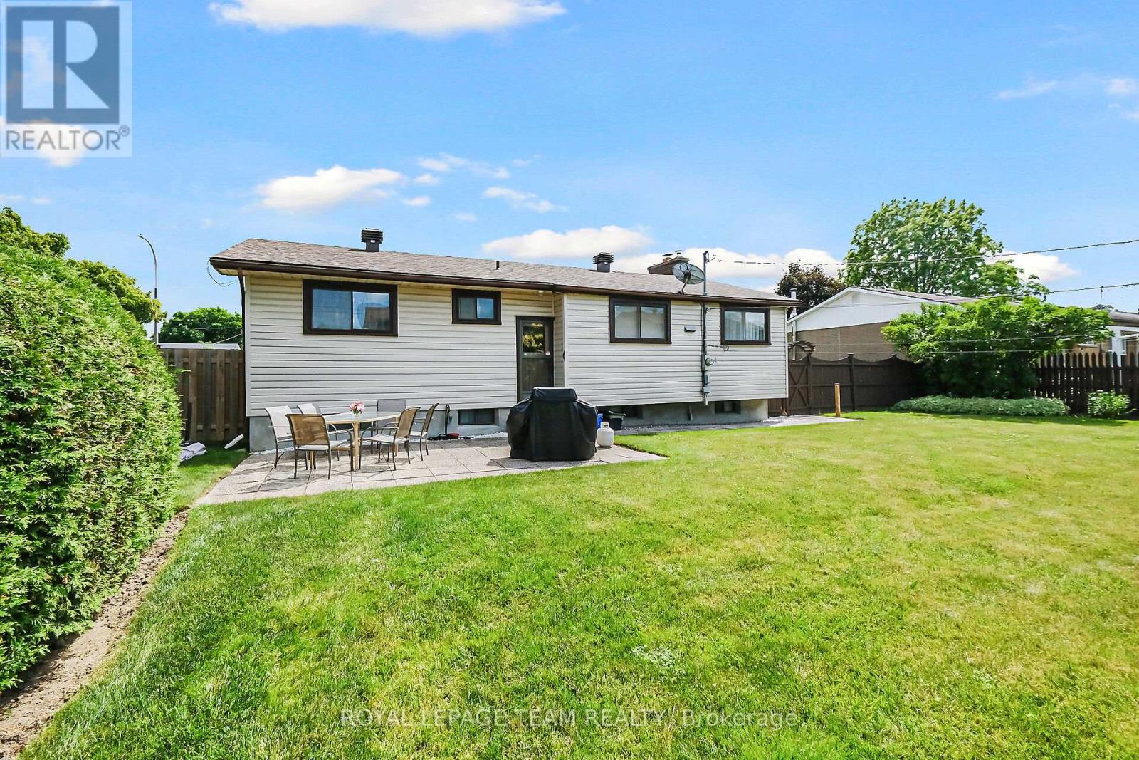 Photo 33 of 41 Viewmount Drive, Ottawa ON