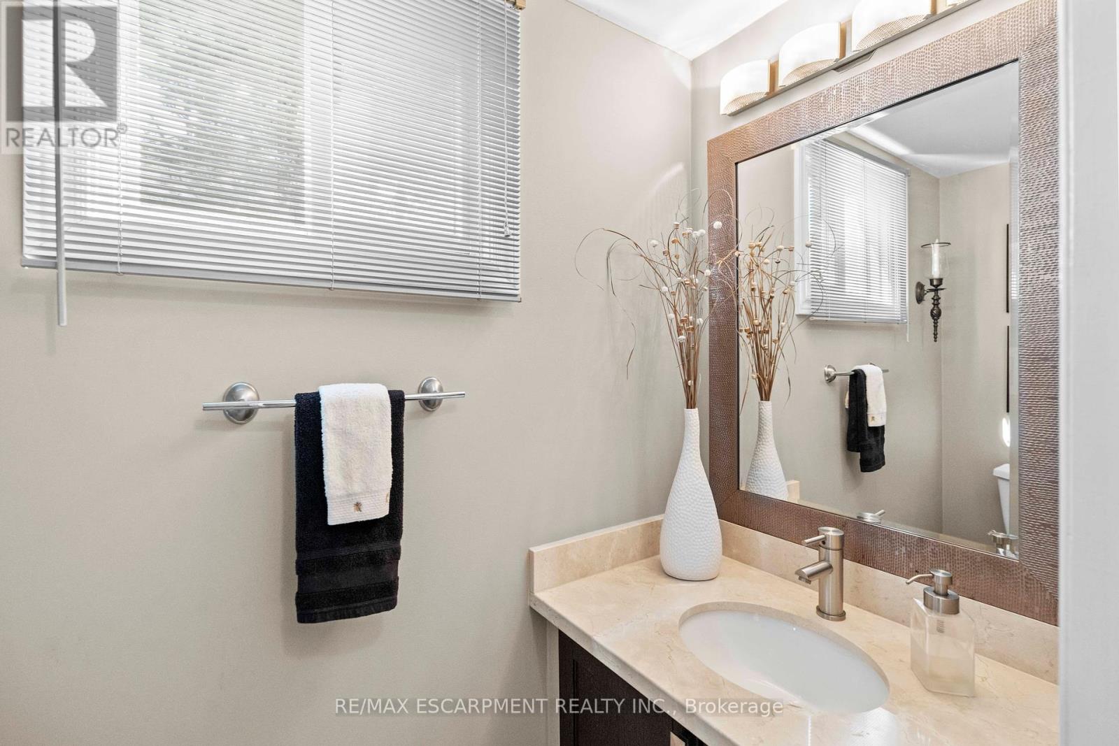 Photo 12 of 56 2272 Mowat Avenue, Oakville ON