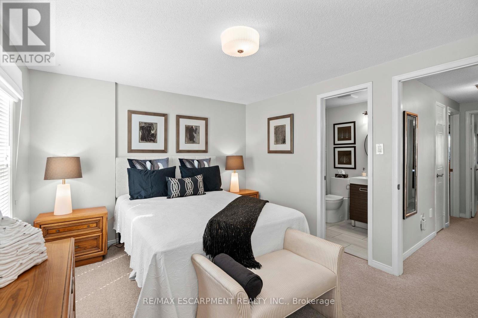 Photo 14 of 56 2272 Mowat Avenue, Oakville ON