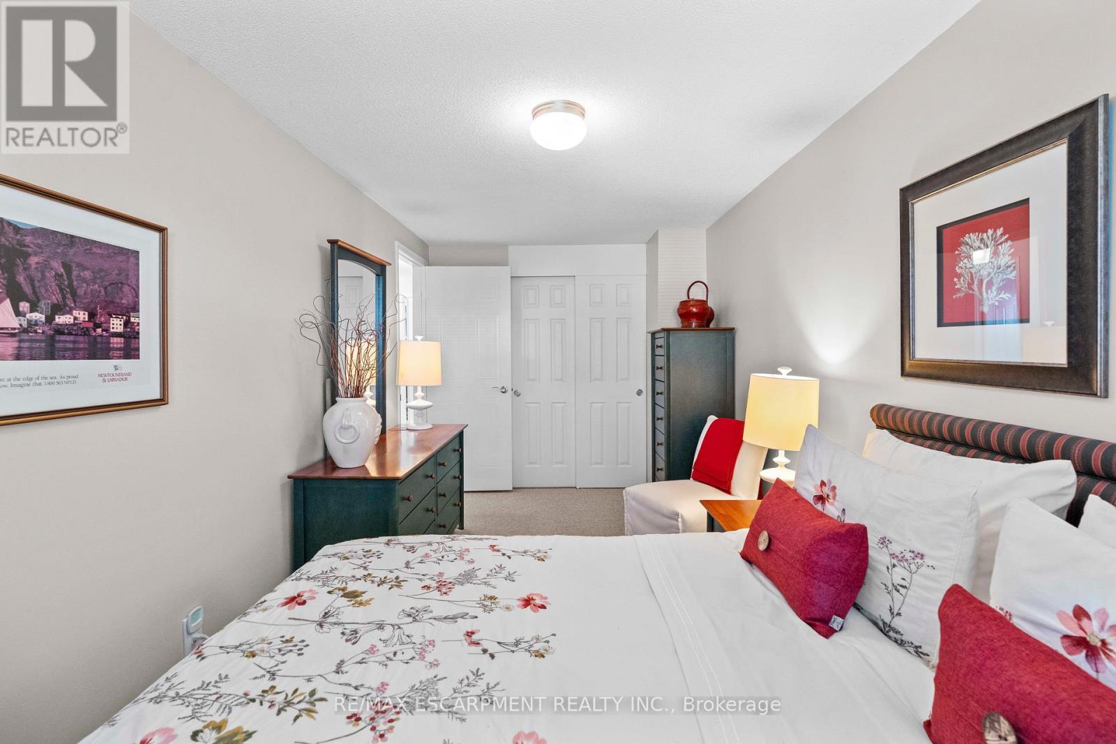 Photo 17 of 56 2272 Mowat Avenue, Oakville ON
