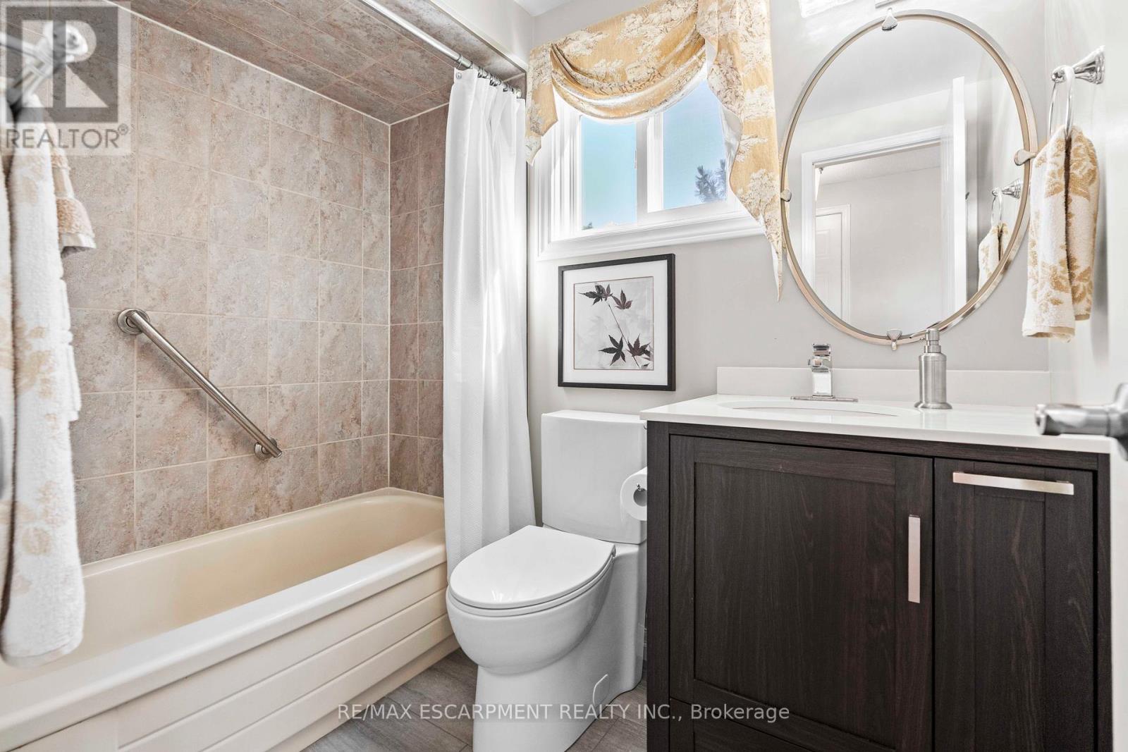 Photo 19 of 56 2272 Mowat Avenue, Oakville ON