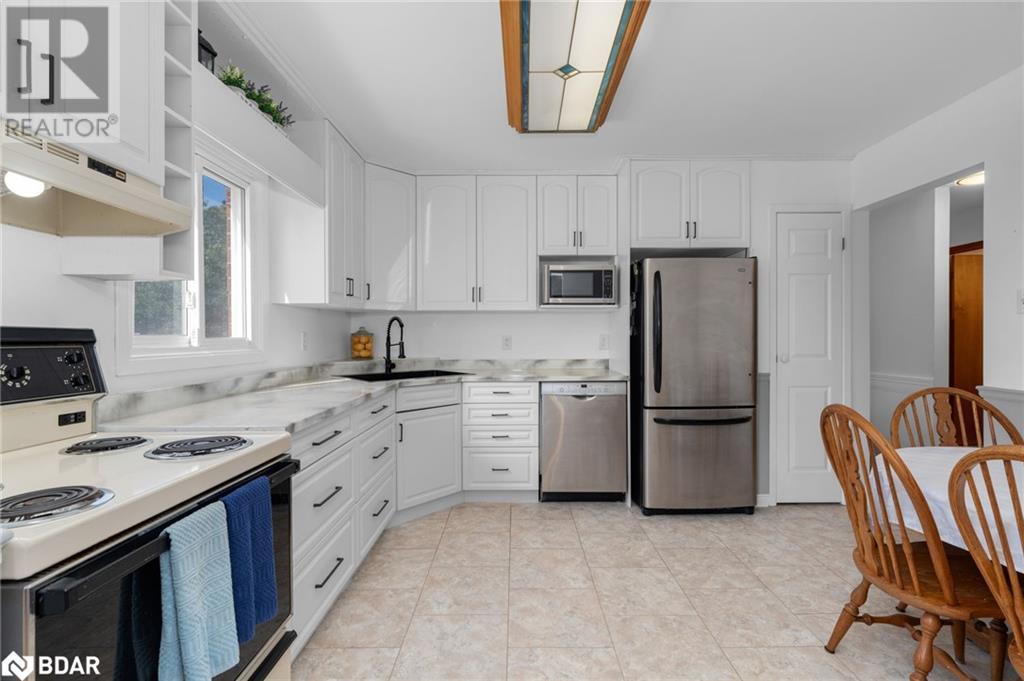 Photo 10 of 70 Lillian Crescent, Barrie ON