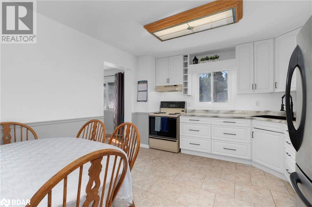 Photo 11 of 70 Lillian Crescent, Barrie ON