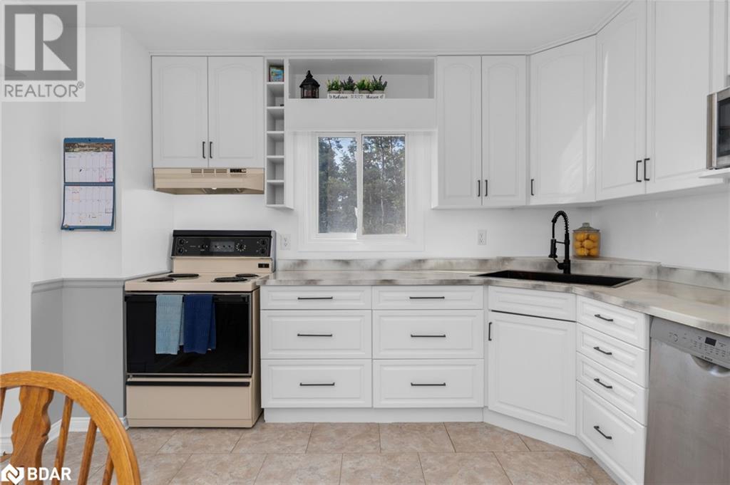Photo 12 of 70 Lillian Crescent, Barrie ON