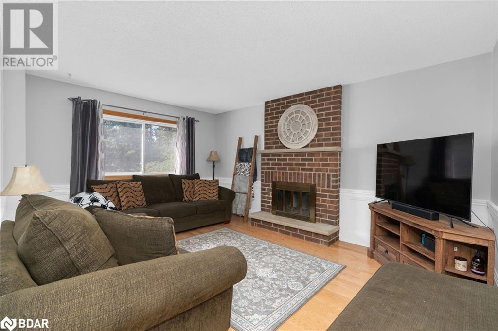 Photo 13 of 70 Lillian Crescent, Barrie ON
