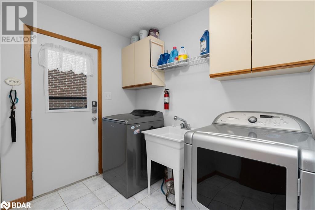 Photo 15 of 70 Lillian Crescent, Barrie ON