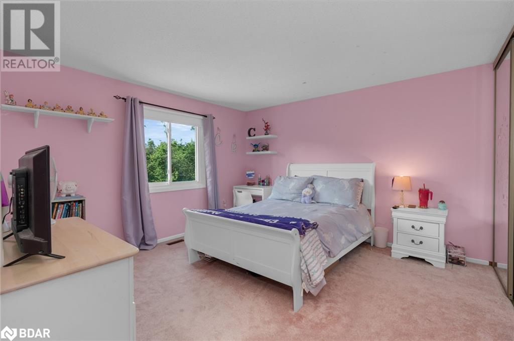 Photo 21 of 70 Lillian Crescent, Barrie ON